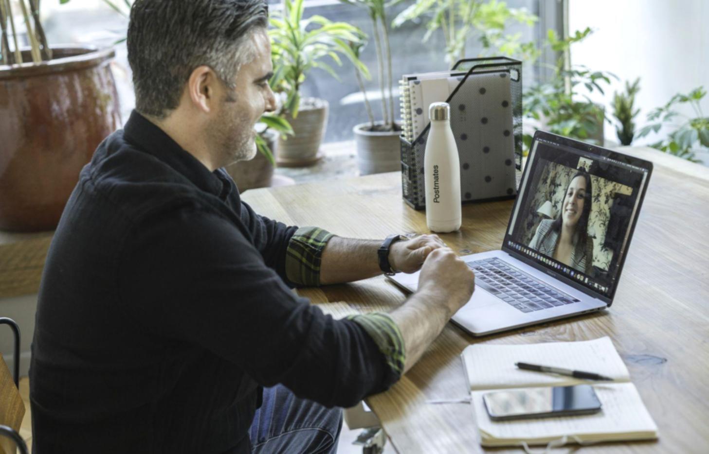 Groupe d'apprenants travaillant ensemble